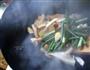 猪肉酸菜炖粉条的做法图解3