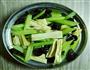 西芹木耳炒腐竹的做法图解1