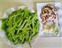 蒜蓉豆角炒鲜菇的做法图解2