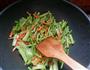芹菜炒鸡杂的做法图解5