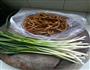 蒜苗香干炒肉丝的做法图解1