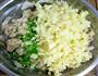 土豆鸡蛋青椒糯米煎饼的做法图解1