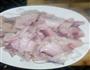 蒜苗木耳青椒炒肉的做法图解1
