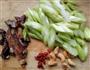 乐乐自家菜-腊肉炒芹菜的做法图解2