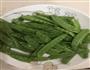 荷兰豆炒腊肠的做法图解1