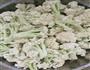 五花肉炒菜花的做法图解2