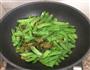 扁豆炒酸菜的做法图解3