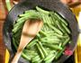 蛋黄焗豆角的做法图解2