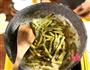 蛋黄焗豆角的做法图解5