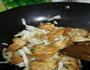 包菜炒饺子的做法图解5