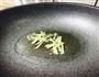 菜花炒肉片的做法图解2