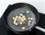 夏果西芹炒虾仁的做法图解2