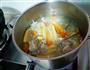 玉米胡萝卜煲脊骨的做法图解7