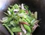 香菇炒芹菜的做法图解4