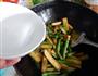豆角茄子烧粉条的做法图解8
