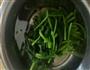 凉拌菠菜花生米的做法图解2