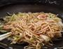 虾仁甘蓝炒饼的做法图解1