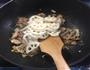 木耳藕片炒肉的做法图解6