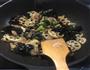 木耳藕片炒肉的做法图解9