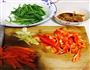 蒜苗炒肉的做法图解1