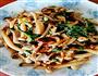 蘑菇、肉炒芹菜叶的做法图解1