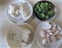 豆腐口蘑西兰花烩鱼丸的做法图解1