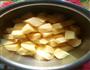 土豆炖鸡架的做法图解2