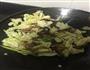 白辣椒包菜爆炒肉的做法图解3