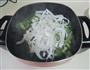 白菜牛肉炒米粉的做法图解4