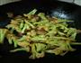 花菜炒腊肉的做法图解7