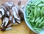 香菇豆角的做法图解1