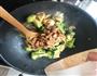 西兰花杏鲍菇炒肉片的做法图解11
