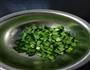 胡萝卜炒香菇的做法图解2
