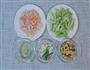 西芹炒虾仁的做法图解1