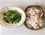 蒜苔炒墨鱼的做法图解1