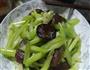 腊肠芹菜的做法图解2