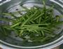 藜蒿炒五香腊肉的做法图解2