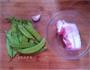 荷兰豆炒五花肉的做法图解1
