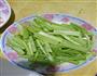 芹菜炒肉的做法图解1