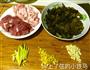 酸菜炒肉的做法图解1