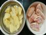 土豆炖鸡翅的做法图解1