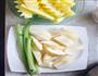 芹菜菠萝梨汁的做法图解1