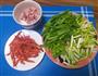 肉丝炒蒜苗的做法图解1