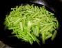 芹菜炒粉的做法图解2