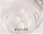 草菇鸽蛋烧鲜鱿的做法图解2
