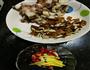 莲藕青豆炒腊肉的做法图解2