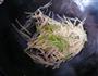 土豆丝菠菜卷饼的做法图解1