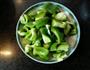 青椒菌菇炒香肠的做法图解3
