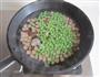 豌豆鸡蛋干炒肉丁的做法图解4