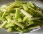 芹菜炒肉的做法图解2